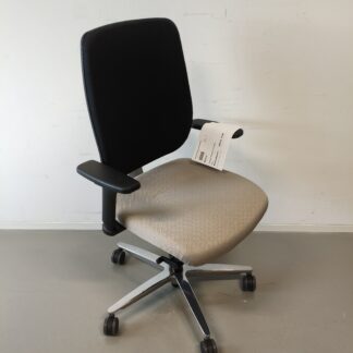 early bird_drehstuhl_Farbe_schwarz/beige_gestellfarbeAlu poliert_schräg