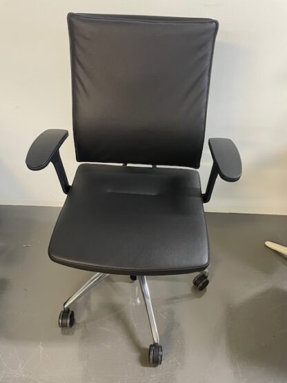 Bürostuhl_open_up_Drehstuhl_Farbe_schwarz_Gestellfarbe_poliert_vorne