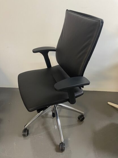 Bürostuhl_open_up_Drehstuhl_Farbe_schwarz_Gestellfarbe_poliert_schräg