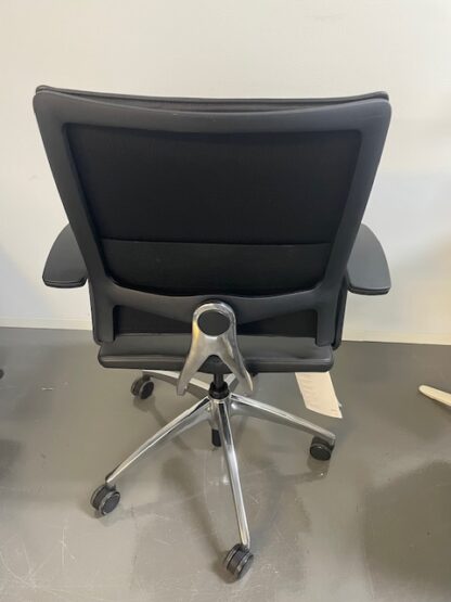 Bürostuhl_open_up_Drehstuhl_Farbe_schwarz_Gestellfarbe_poliert_hinten