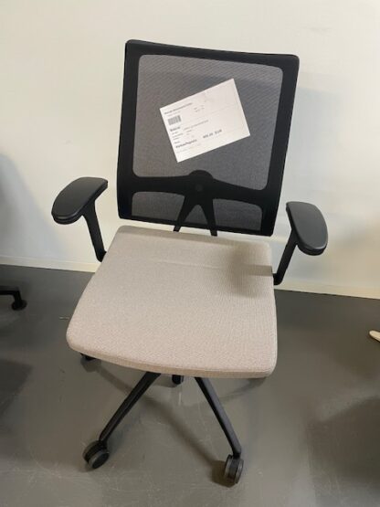 Bürostuhl_open_up_Farbe_schwarz_braun_Gestellfarbe_schwarz_vorne