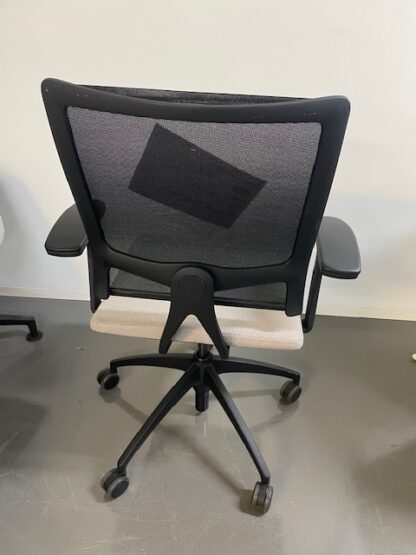 Bürostuhl_open_up_Farbe_schwarz_braun_Gestellfarbe_schwarz_hinten