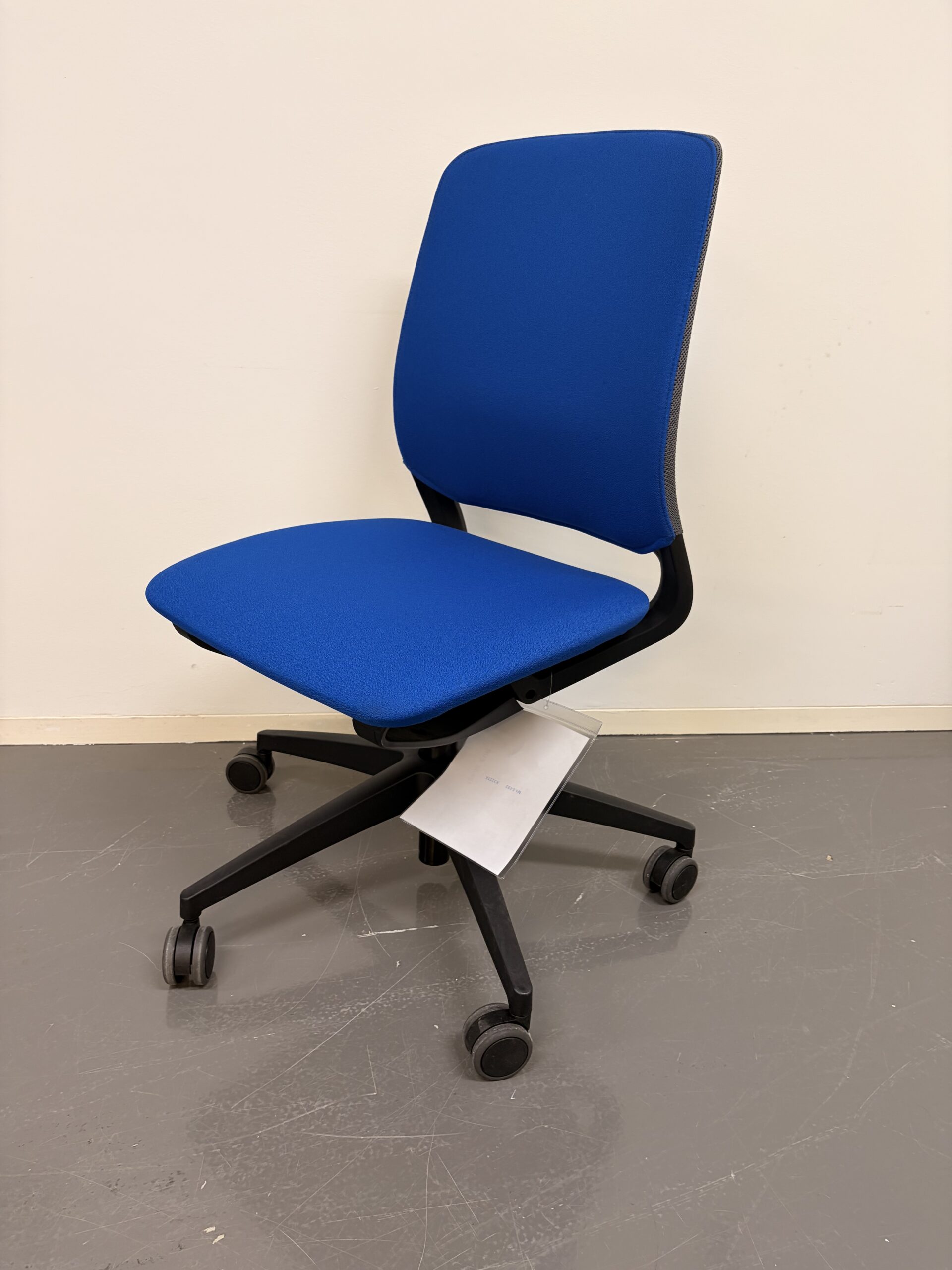 Bürostuhl mit blau gepolstertem Sitz und Rückenlehne auf schwarzem Gestell mit fünf Rollen schräg