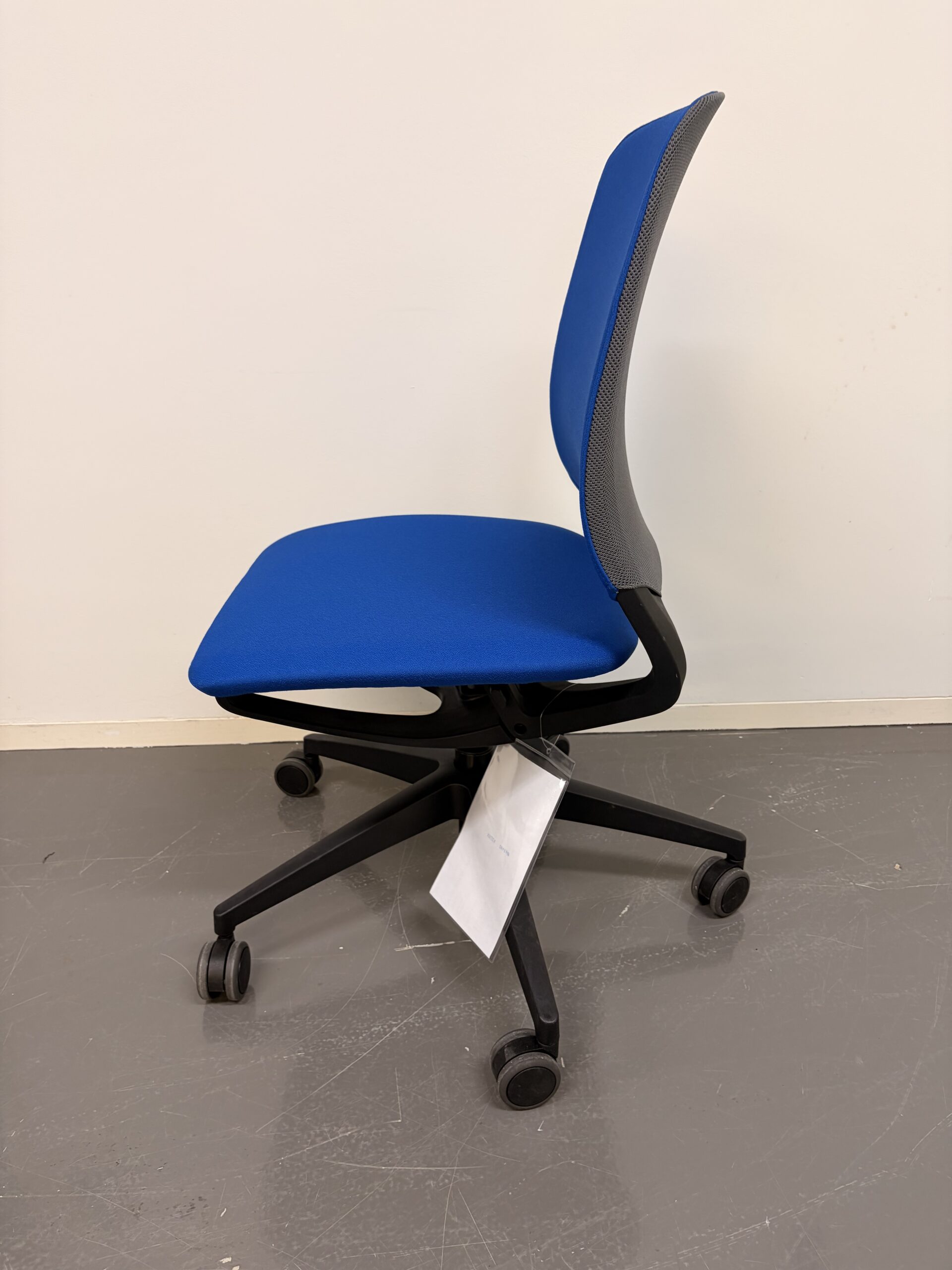 Bürostuhl mit blau gepolstertem Sitz und Rückenlehne auf schwarzem Gestell mit fünf Rollen seite