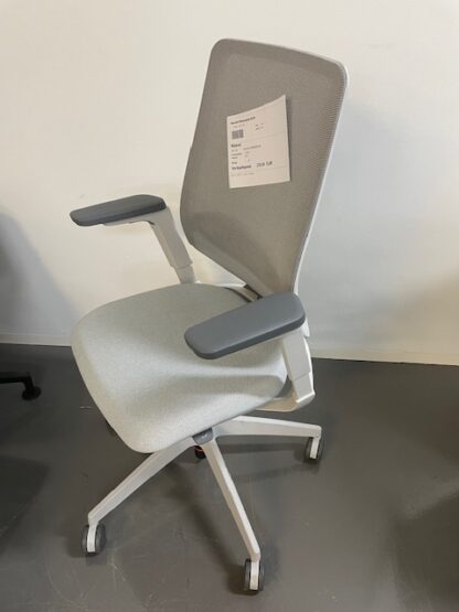Bürostuhl_se_kit_Farbe_grau_Gestellfarbe_grau_schräg