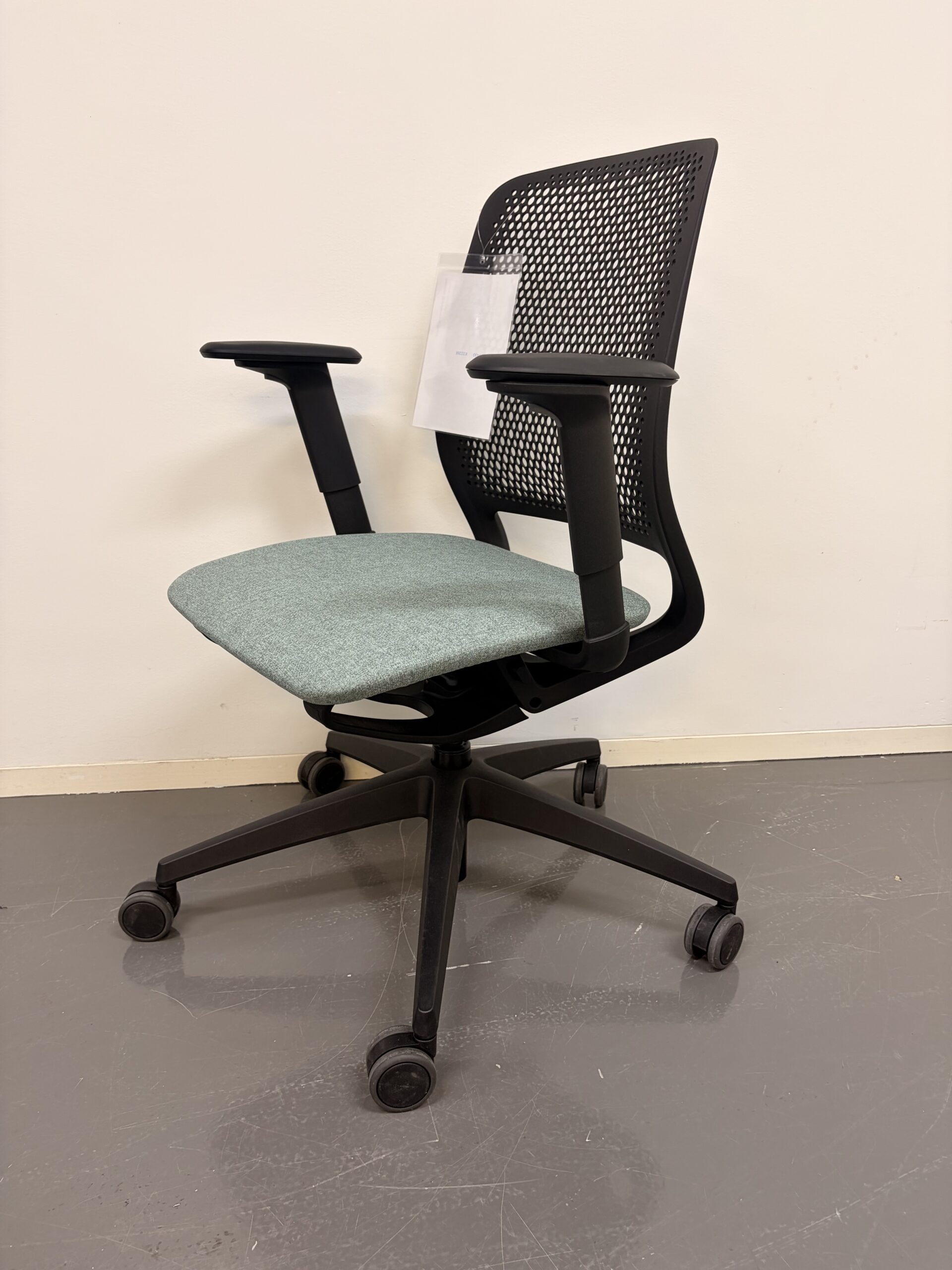 Bürostuhl mit schwarzem Netzrücken, mintgrün-melange Sitzpolster und Armlehnen schräg