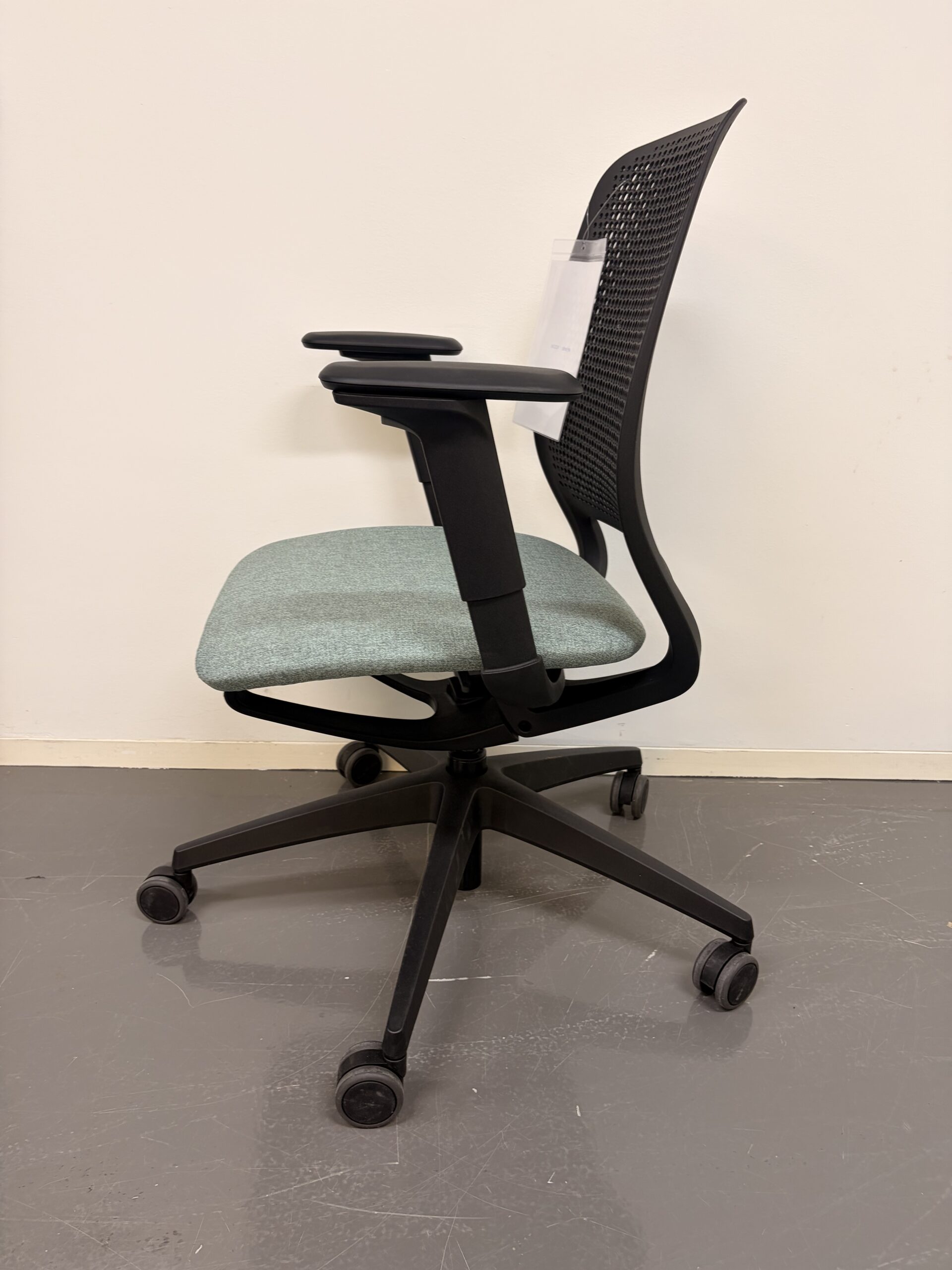 Bürostuhl mit schwarzem Netzrücken, mintgrün-melange Sitzpolster und Armlehnen seite