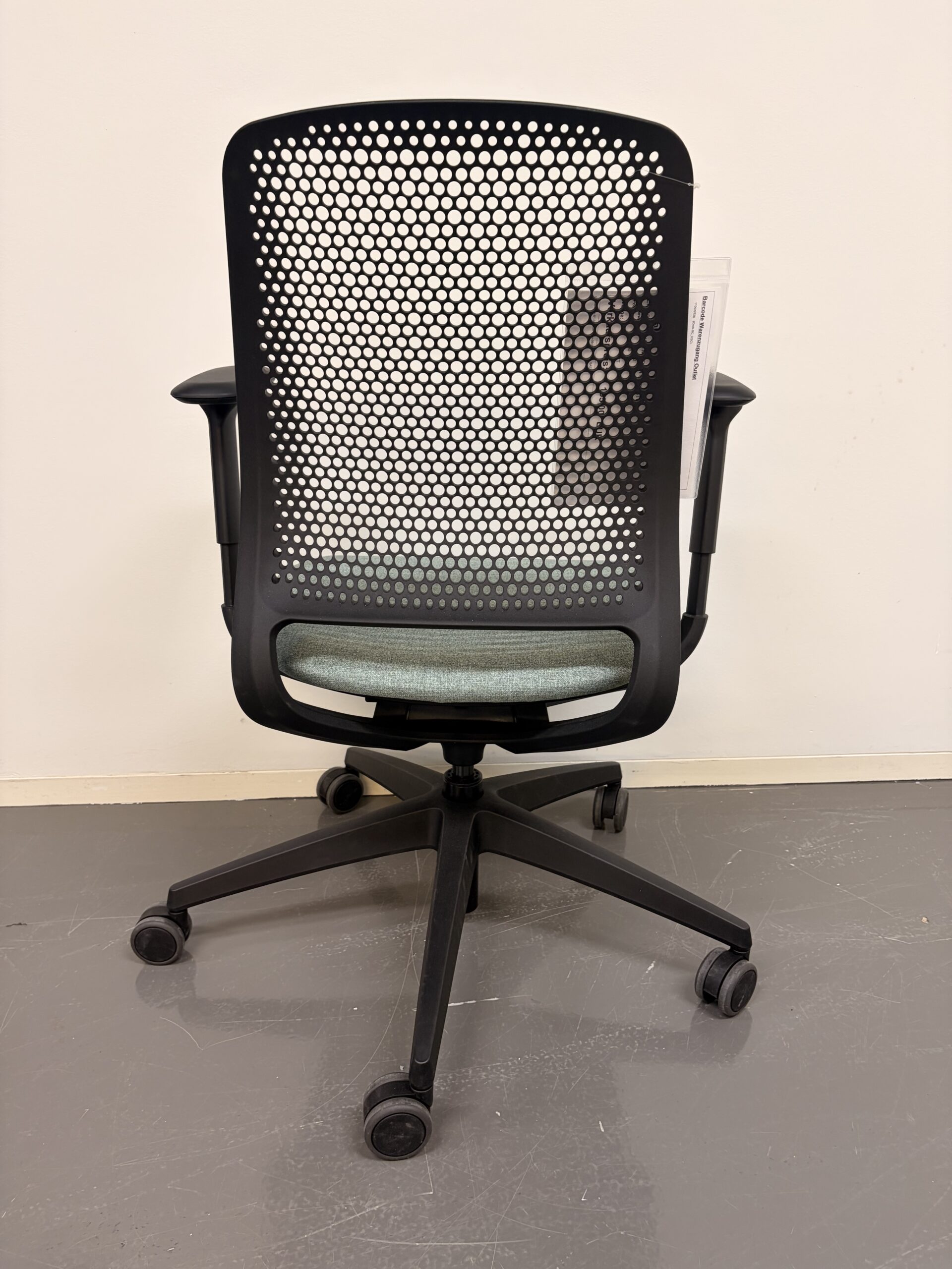 Bürostuhl mit schwarzem Netzrücken, mintgrün-melange Sitzpolster und Armlehnen hinten