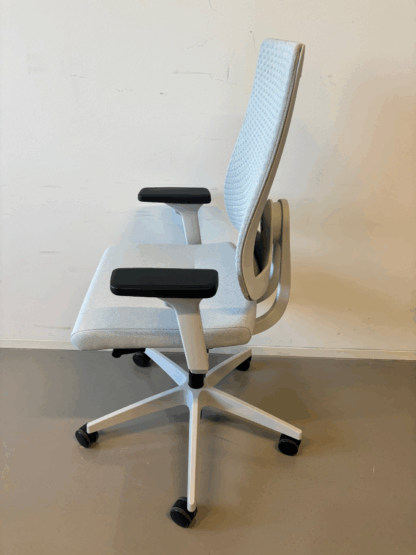 Bürostuhl_black Dot Air_membran_grau_Sitzpolster_grau_Kunststofffuß_grau_seitlich