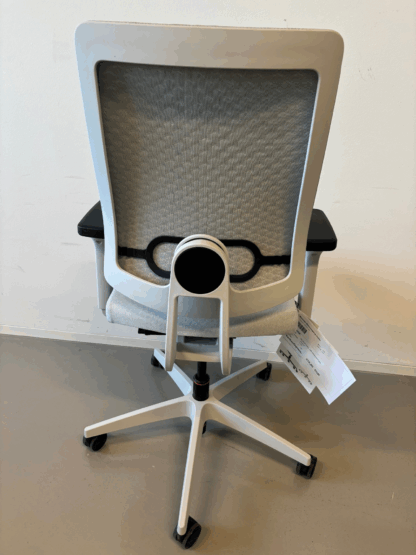 Bürostuhl_black Dot Air_membran_grau_Sitzpolster_grau_Kunststofffuß_grau_hinten
