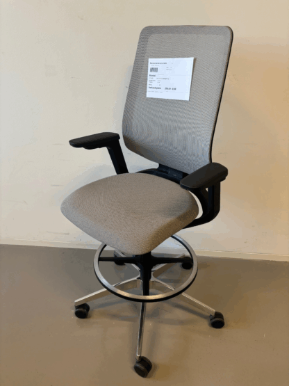 Bürostuhl_se:flex_Counter_membran_grau_Sitzpolster_grau_Aluminiumfuß_poliert_schräg