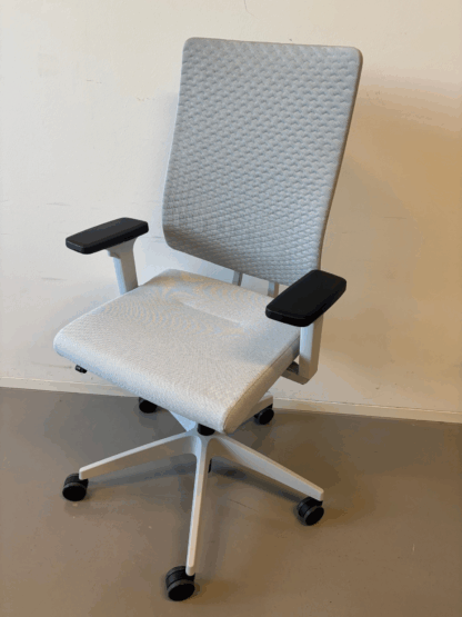 Bürostuhl_black Dot Air_membran_grau_Sitzpolster_grau_Kunststofffuß_grau_schräg