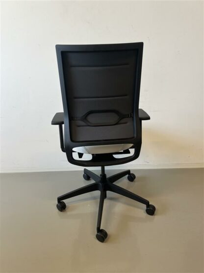 Bürostuhl_quarterback_Membran_schwarz_Sitzpolster_beige_Kunststofffuß_schwarz_hinten