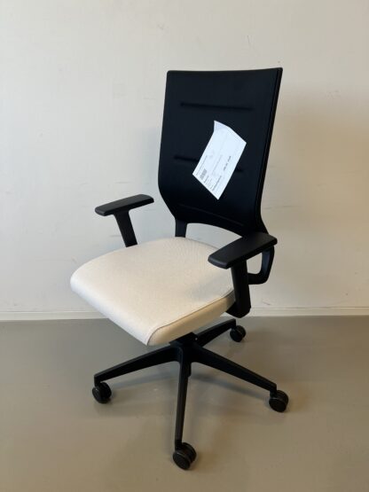 Bürostuhl_quarterback_Membran_schwarz_Sitzpolster_beige_Kunststofffuß_schwarz_schräg
