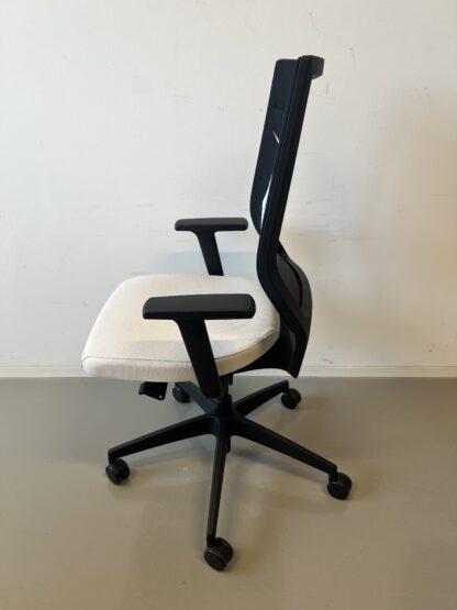 Bürostuhl_quarterback_Membran_schwarz_Sitzpolster_beige_Kunststofffuß_schwarz_seitlich