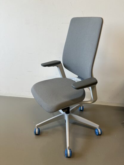 Bürostuhl_se:flex_membran_grau_Sitzpolster_grau_Kunststofffuß_grau_schräg