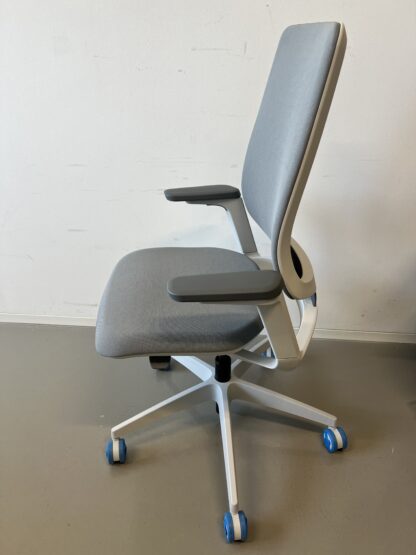 Bürostuhl_se:flex_membran_grau_Sitzpolster_grau_Kunststofffuß_grau_seitlich