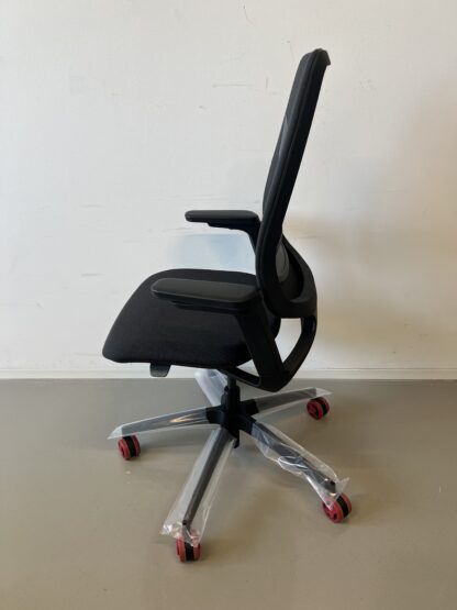 Bürostuhl_se:flex_membran_dunkelgrau_Sitzpolster_dunkelgrau_Aluminiumfuß_schwarz_seitlich