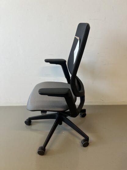 Bürostuhl_se:flex_membran_dunkelgrau_Sitzpolster_grau_Kunststofffuß_schwarz_seitlich