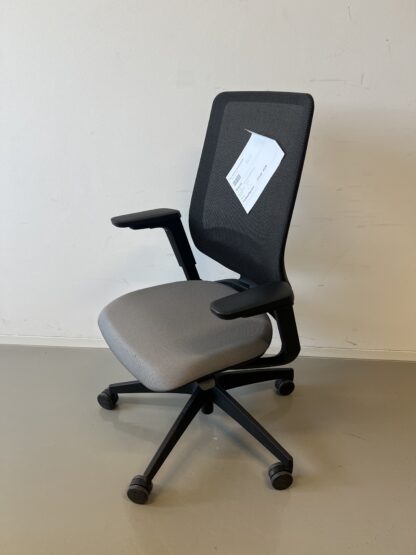 Bürostuhl_se:flex_membran_dunkelgrau_Sitzpolster_grau_Kunststofffuß_schwarz_schräg