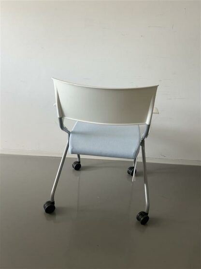 Besucherstuhl_FlipFlap_Sitzpolster_hellblau_aluminiumgestell_hinten