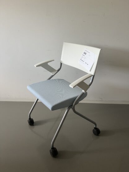 Besucherstuhl_FlipFlap_Sitzpolster_hellblau_aluminiumgestell_schräg