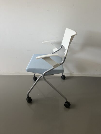 Besucherstuhl_FlipFlap_Sitzpolster_hellblau_aluminiumgestell_seitlich