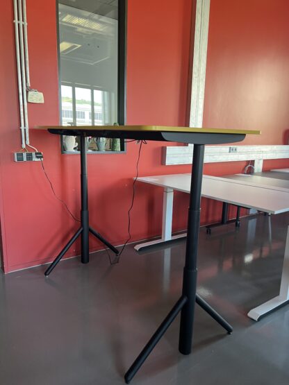 höhenverstellbarer_Schreibtisch_se:lab e-desk A_Gestellfarbe_schwarz_Tischplatte_currygelb_höchste Höhe