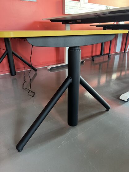höhenverstellbarer_Schreibtisch_se:lab e-desk A_Gestellfarbe_schwarz_Tischplatte_currygelb_Fußgestell