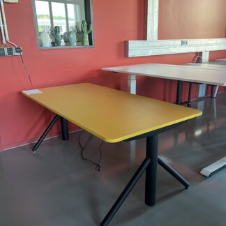 höhenverstellbarer_Schreibtisch_se:lab e-desk A_Gestellfarbe_schwarz_Tischplatte_currygelb_niedrigste Höhe