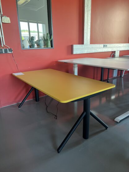 höhenverstellbarer_Schreibtisch_se:lab e-desk A_Gestellfarbe_schwarz_Tischplatte_currygelb_niedrigste Höhe