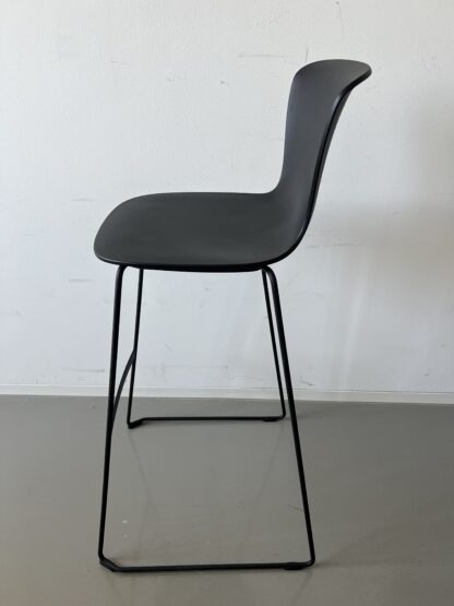 Barhocker_se:spot_Kufengestell_schwarz_seitlich