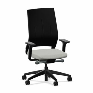 Bürostuhl_quarterback_Membran_schwarz_Sitzpolster_beige_Kunststofffuß_schwarz_vorne
