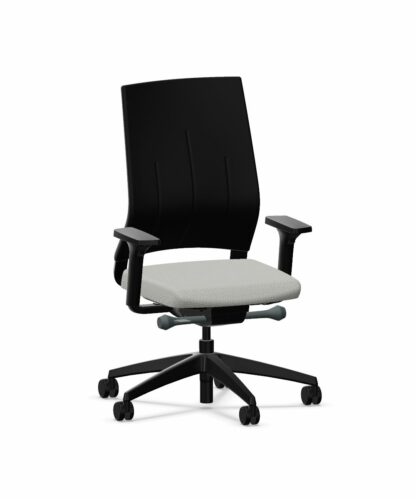 Bürostuhl_quarterback_Membran_schwarz_Sitzpolster_beige_Kunststofffuß_schwarz_vorne