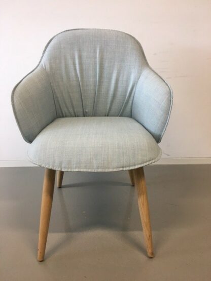 Besucherstuhl_se cafe soft chair_hellblau_vollgepolstert_Vierfuß Holz_vorne