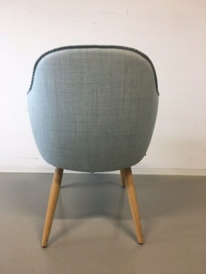 Besucherstuhl_se cafe soft chair_hellblau_vollgepolstert_Vierfuß Holz_hinten