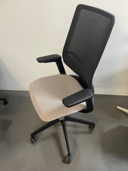 Bürostuhl_se_flex_Farbe_grau_schwarz_Gestellfarbe_schwarz_schräg