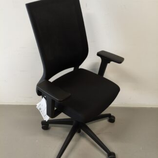 Quarterback 2 mit Membranrücken_drehstuhl_Farbe_schwarz_gestellfarbe_schwarz_schräg