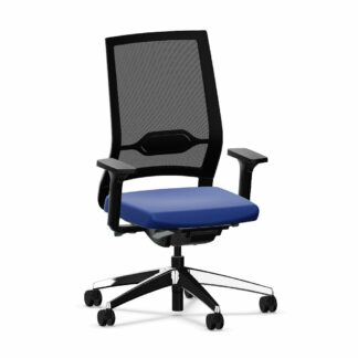 Bürodrehstuhl_quarterback_2_membran_schwarz_Sitzpolster_königsblau_Aluminiumfuß_poliert_vorne