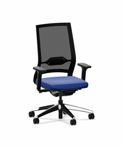 Bürodrehstuhl_quarterback_2_membran_schwarz_Sitzpolster_königsblau_Aluminiumfuß_poliert_vorne