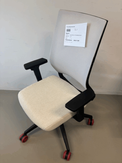 Bürostuhl_Quarterback _2_ mit Membranrücken_Farbe_weiß_Gestellfarbe_schwarz_vorne