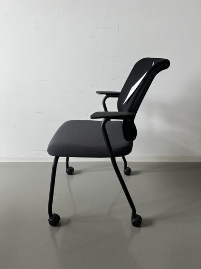 netwin_vierbeiner_besucherstuhl_membran_schwarz_sitzpolster_dunkelgrau_schwarzes_gestell_seitlich