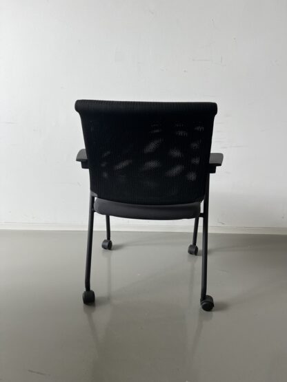 netwin_vierbeiner_besucherstuhl_membran_schwarz_sitzpolster_dunkelgrau_schwarzes_gestell_hinten