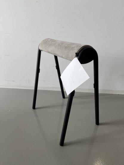 se:lab_hopper_schwarzes_metallgestell_dunkelbeiges_polster_schräg
