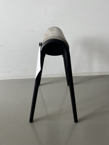 se:lab_hopper_schwarzes_metallgestell_dunkelbeiges_polster_seitlich