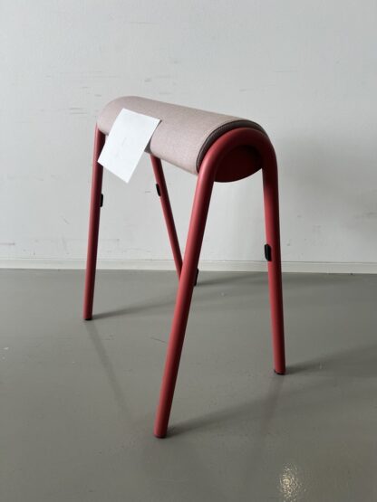 se:lab_hopper_sitzpolster_grauorange_metallgestell_cayennerot_schräg