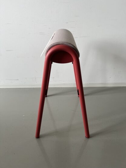 se:lab_hopper_sitzpolster_grauorange_metallgestell_cayennerot_seitlich