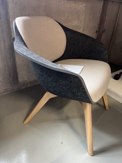se:lounge_kufenstuhl_grau_beige_schräg