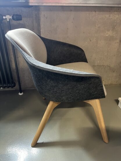 se:lounge_kufenstuhl_grau_beige_seitlich