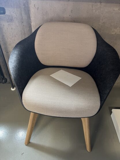 se:lounge_kufenstuhl_grau_beige_vorne